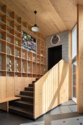 Pohled do klubovny (Zázemí sportovního klubu ve Studenci, ateliér CHRAMA)