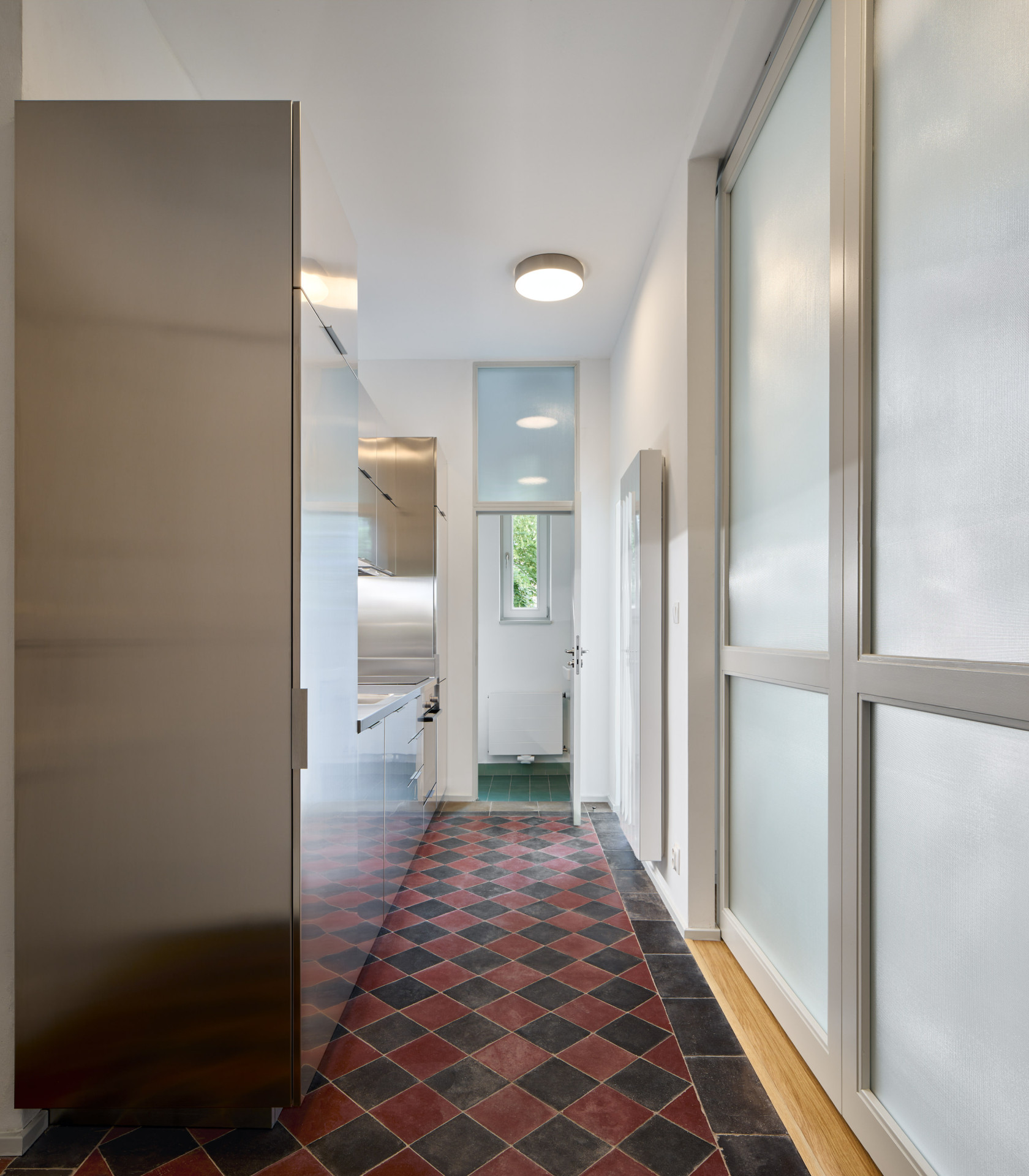 Byt Nusle, Amulet + T. Melková: Největšími vnitřními zásahy bylo vybourání příčky oddělující toaletu s komorou od kuchyně.