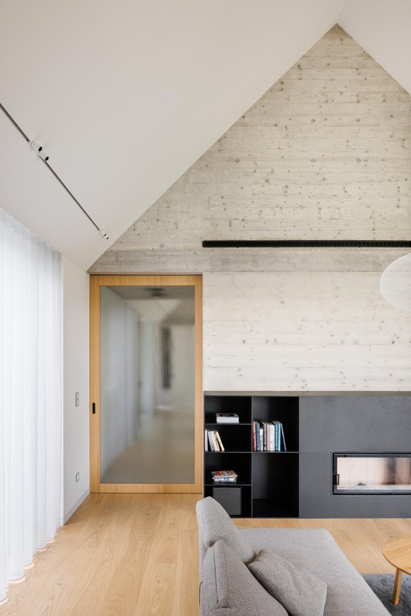 Obývací pokoj s krbem (Dům u vinohradu, ARCHITEKTI mikulaj & mikulajová )