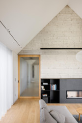 Obývací pokoj s krbem (Dům u vinohradu, ARCHITEKTI mikulaj & mikulajová )