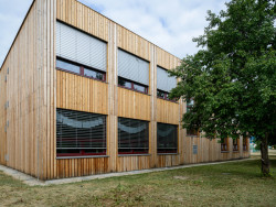 Rozšíření modulární školy Praha - Petrovice zaujme svou fasádou a splynutím se zahradou