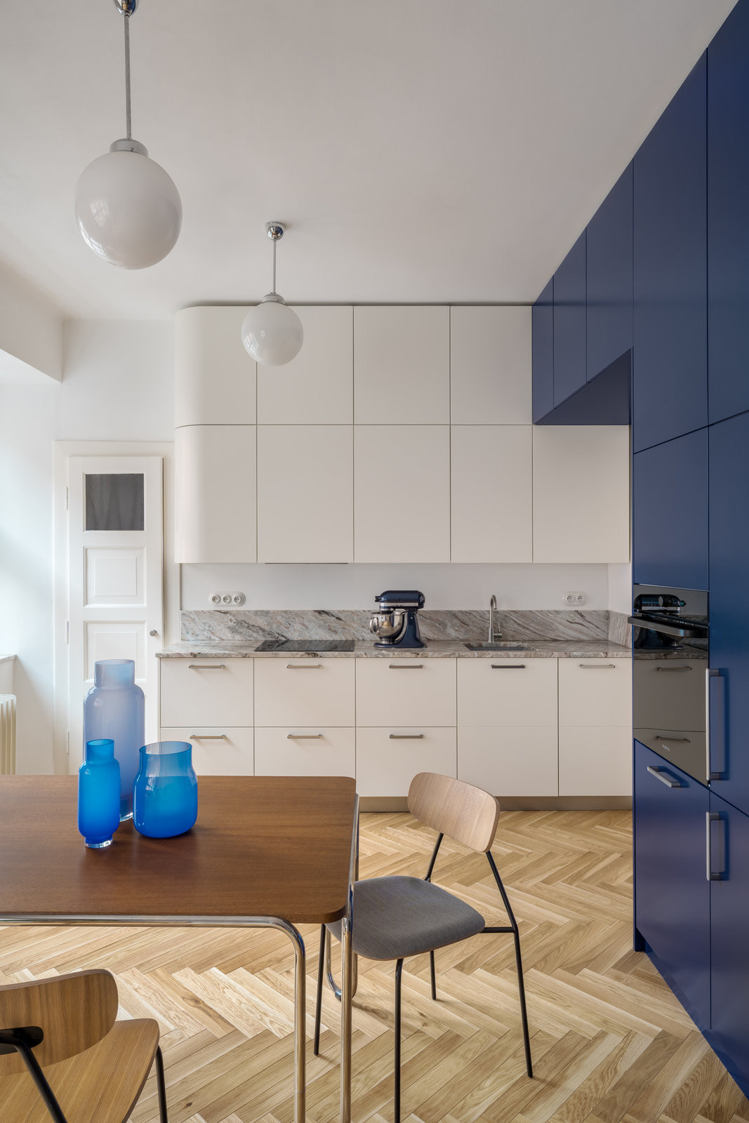 Kombinace přírodních materiálů – dřeva, kamene, skla a kovu – v jednom pohledu. (Rekonstrukce bytu Žižkov, NOMAARCH)