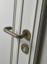 Mosazná klika Rocksor.