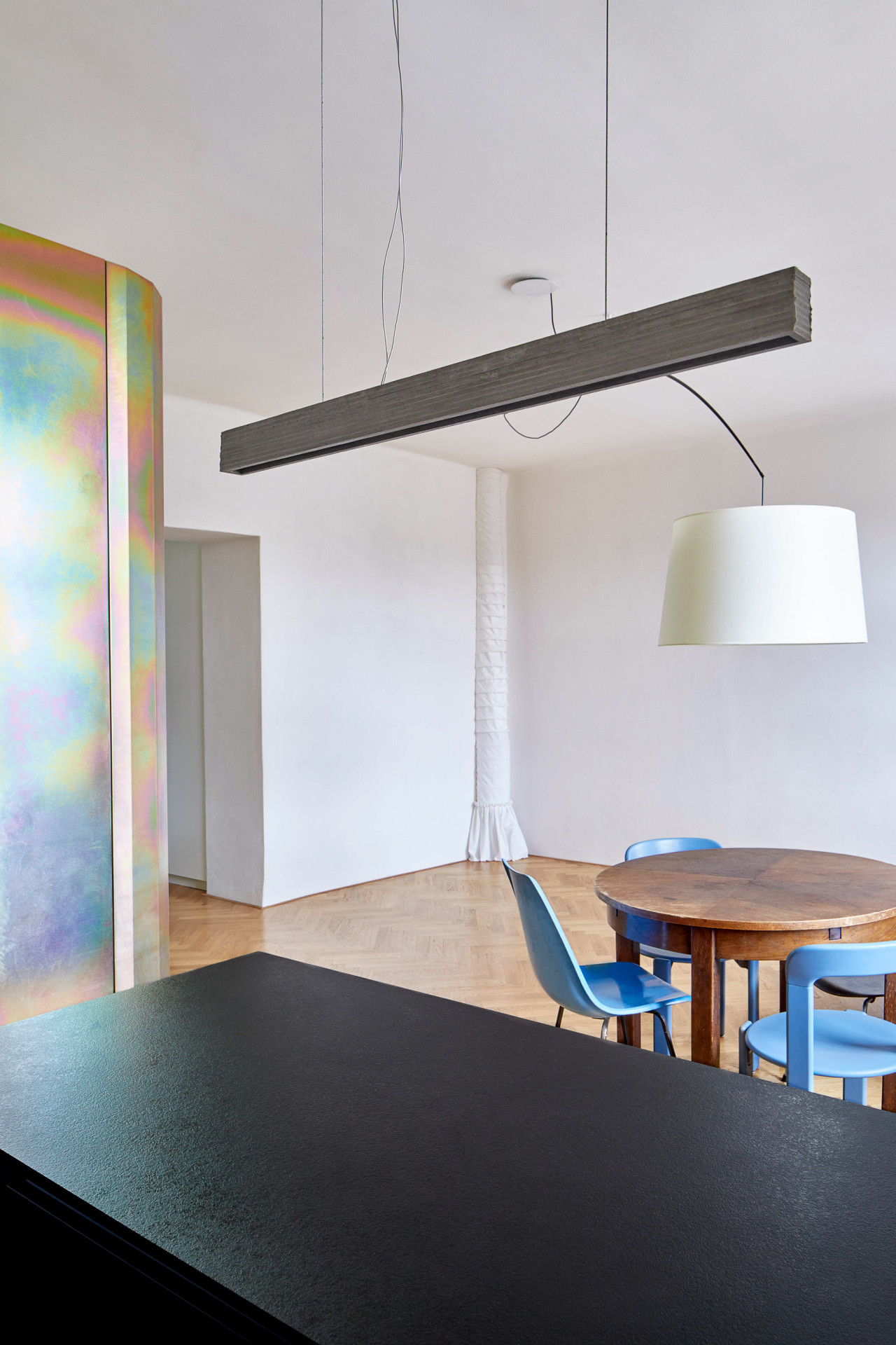 Rekonstrukce bytu v Praze-Nuslích, studio Collarch: Hlavní obytný prostor obsahuje kuchyň, jídelnu i obývací pokoj