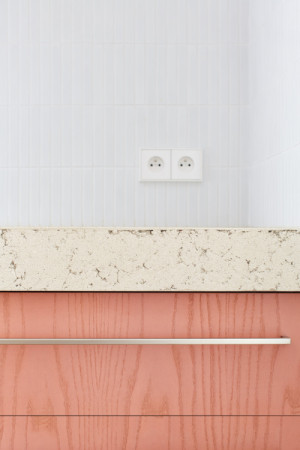 Detail kuchyňské linky s pracovní deskou z pohledového betonu (Flexibilní rekonstrukce pražského bytu; Markéta Bromová architekti)