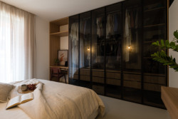 Interiérová designérka Diana Perknovská navrhla byt pro svou sestru, ve kterém se snoubí světlé barvy s přírodními materiály