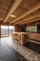 Povedlo se uhájit velká okna otočená k výhledům. (Chalupa Wunderbaude, A1Architects)