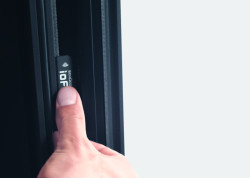 Historie údržby, použité materiály či možnosti recyklace, malý štítek s čipem Schüco IoF ID poskytne maximum potřebných informací o každé jednotce