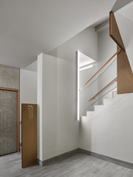 Dům obsluhují dvě schodiště s výtahy. (Rezidence Gotthardská v Praze, NEDVEDARCHITETI)