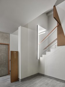 Dům obsluhují dvě schodiště s výtahy. (Rezidence Gotthardská v Praze, NEDVEDARCHITETI)