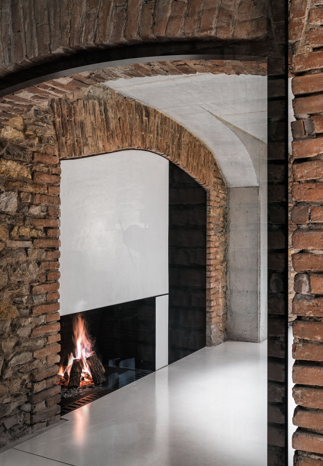 White Concrete Old House, I/O architects