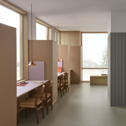 Nábytkové linoleum Forbo Flooring Systems v odstínech 4003 walnut, 4010 lilac a 4175 pebble