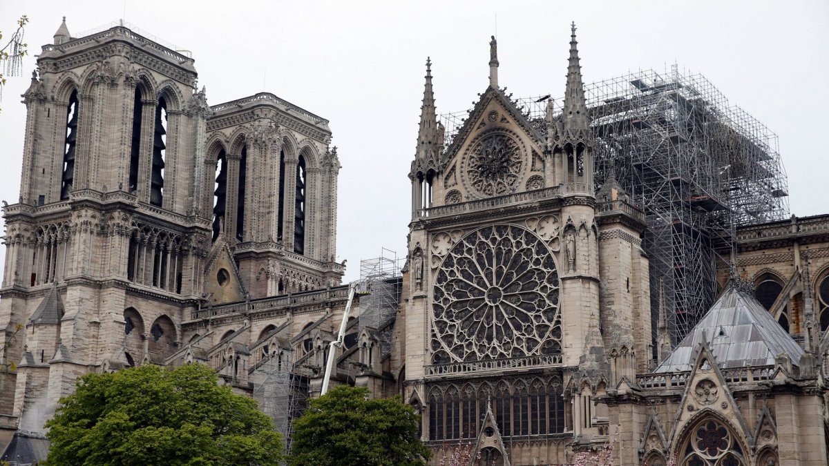 Katedrála Notre-Dame po požáru.