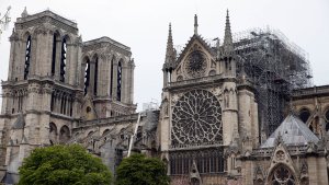 Katedrála Notre-Dame po požáru.