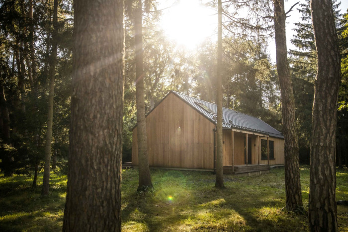 Díky připraveným dílům na míru probíhá stavba rychle a kvalitně, i v obtížnějších podmínkách.(Moderní dřevostavba v Kersku, arch. návrh Labor 13, generální dodavatel VESPER HOMES)