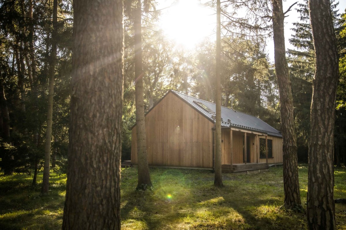 Díky připraveným dílům na míru probíhá stavba rychle a kvalitně, i v obtížnějších podmínkách.(Moderní dřevostavba v Kersku, arch. návrh Labor 13, generální dodavatel VESPER HOMES)