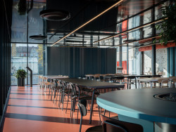 Mjölk architekti ve spolupráci s interiérovou designérkou Jitkou Třmínkovou navrhli jídelnu děčínské firmy RYKO.