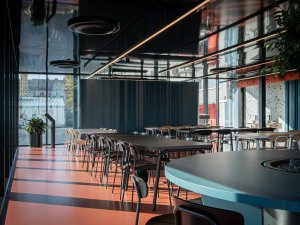 Mjölk architekti ve spolupráci s interiérovou designérkou Jitkou Třmínkovou navrhli jídelnu děčínské firmy RYKO.