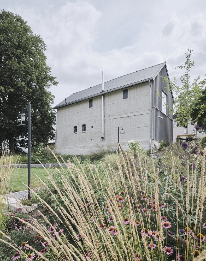 Architekt Marc Flick zrekonstruoval zchátralý dvůr v západním Německu