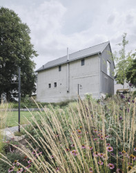 Architekt Marc Flick zrekonstruoval zchátralý dvůr v západním Německu