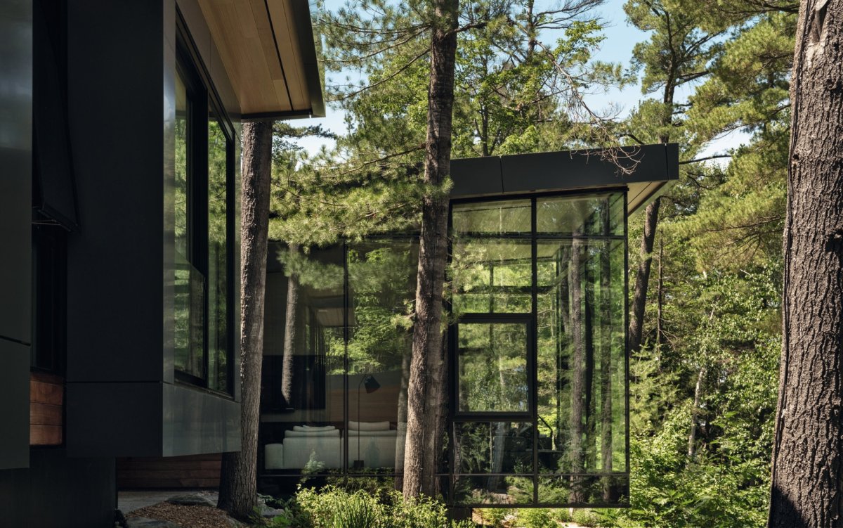 Rekreační objekt Rammed Earth Cottage v kanadské provincii Ontario