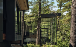 Rekreační objekt Rammed Earth Cottage v kanadské provincii Ontario