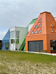 Barevné jehlany, poznávací znamení školky Větrník