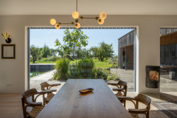 Hlavní obytný prostor spojuje kuchyni a obývací pokoj. (Rodinný dům u Rozkoše, MOLO architekti)