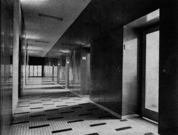 Pohled do chodby laboratorního traktu Ústavu makromolekulární chemie, historická fotografie (1965)