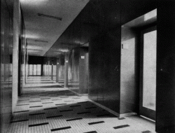 Pohled do chodby laboratorního traktu Ústavu makromolekulární chemie, historická fotografie (1965)