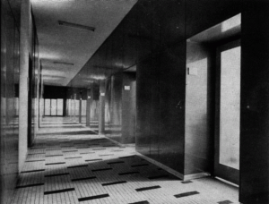 Pohled do chodby laboratorního traktu Ústavu makromolekulární chemie, historická fotografie (1965)