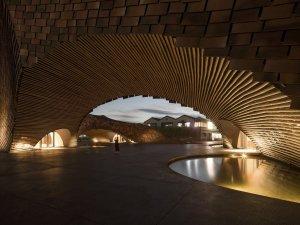 Kengo Kuma je významný japonský architekt.