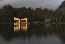 Feste Landscape Architecture navrhli saunu plující na norském jezeře Bandak