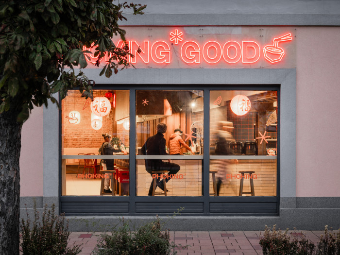 SOA architekti navrhli interiér vietnamské restaurace Pho King v nárožním domě v Popradě.