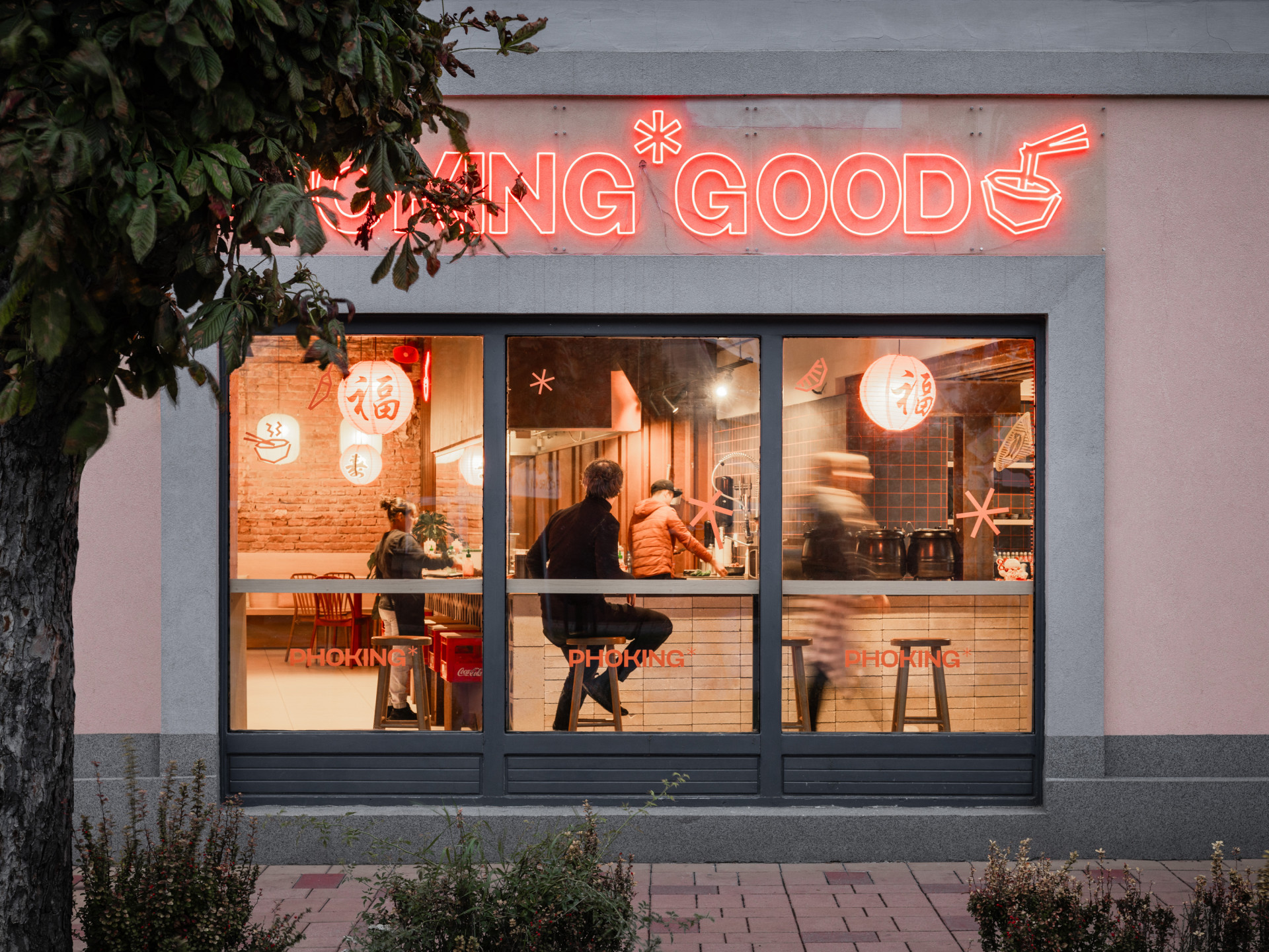 SOA architekti navrhli interiér vietnamské restaurace Pho King v nárožním domě v Popradě.