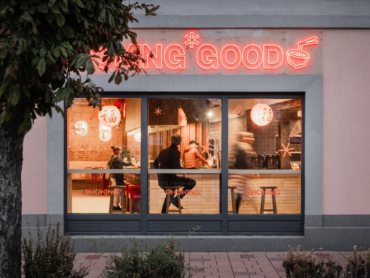 SOA architekti navrhli interiér vietnamské restaurace Pho King v nárožním domě v Popradě.