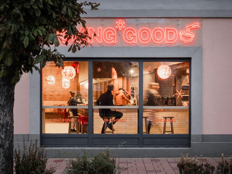 SOA architekti navrhli interiér vietnamské restaurace Pho King v nárožním domě v Popradě.