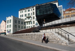 …a Muzeum skla a bižuterie. Najdete v něm i různé druhy ocenění jako jsou medaile nebo soška Českého lva.