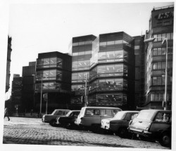 Tento pohled na Kotvu je výjimečný, jde o čerstvě dokončenou stavbu, než si ji "podepsal" režim. Už při slavnostním
otevření na střeše nad vstupem čněl nápis „Sláva KSČ“.