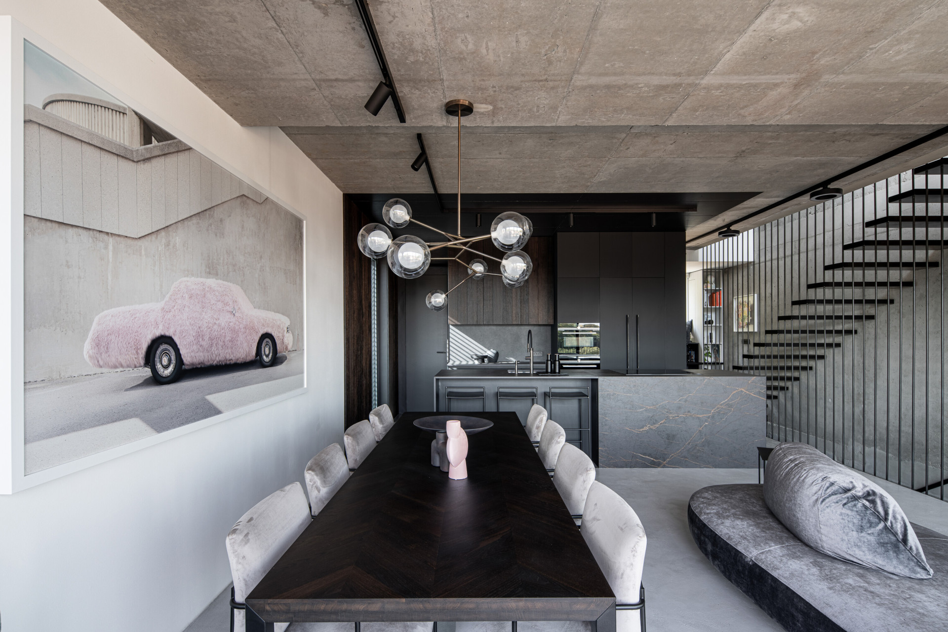 Beton doplňují téměř výhradně tmavé barvy. (Interiér třípodlažního bytu v Praze od studia OOOX)