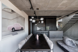 Beton doplňují téměř výhradně tmavé barvy. (Interiér třípodlažního bytu v Praze od studia OOOX)