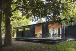 Uvnitř světlé dřevo, zvenčí tmavé (Občerstvení U Prutu, Prokš Přikryl architekti)