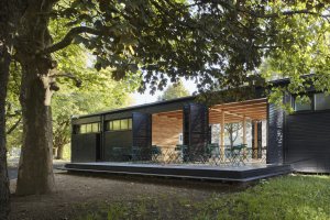 Uvnitř světlé dřevo, zvenčí tmavé (Občerstvení U Prutu, Prokš Přikryl architekti)