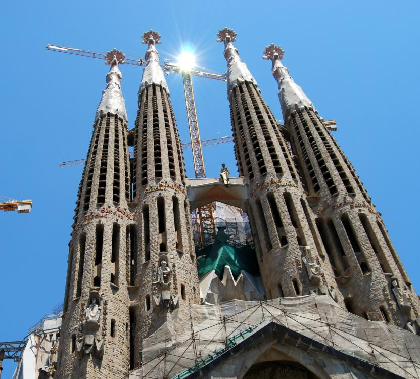 Antoni Gaudí, chrám Sagrada Família: Celkem má mít chrám osmnáct věží. Zatím poslední byla dokončena v listopadu 2022.