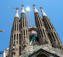 Antoni Gaudí, chrám Sagrada Família: Celkem má mít chrám osmnáct věží. Zatím poslední byla dokončena v listopadu 2022.