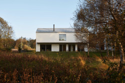 Přízemí je hodně prosklené. (Novostavba rodinného domu, Tisá; 2xpa)