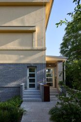 Jeden ze vstupů (Rekonstrukce vily na Vinohradech; Atelier Hajný)