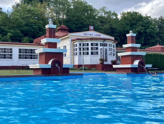 Koupaliště ve Mšeně, nejznámější z prvorepublikových plováren. Je jich ale mnohem víc.