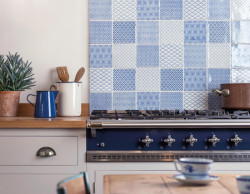 Anglická kuchyně v modrém odstínu, kde je dominantou velký sporák.