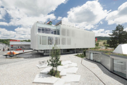 Česká společnost KOMA MODULAR uplatňuje modularitu na stavbách různých typologií. Díky inovacím jsou považováni za špičku mezi architekty i stavaři